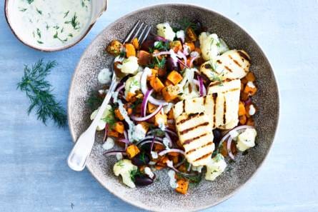Mediterrane salade met gebakken halloumi