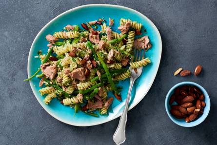 Pasta pesto met tonijn en geroosterde amandelen