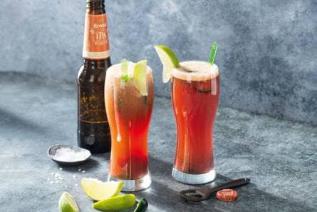 Mexicaanse biercocktail met tomaat & jalapeño
