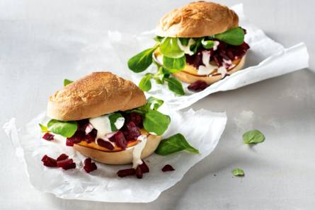 Broodje geraspte bietjes met mierikswortelmayonaise