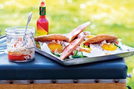 Gevulde flatbreads met hummus, witte kaas en ei