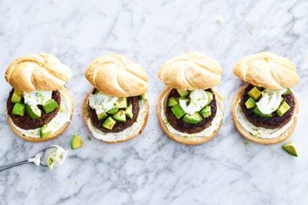 Jalapeñoburger met avocado
