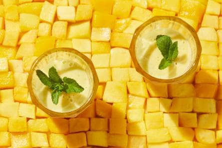 Mangoshake met kokos en munt