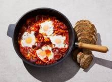 Shakshuka: een pannetje vol smaak om lekker in te dippen. Deze vegavariant is door alle groenten ook nog eens hartstikke gezond. 