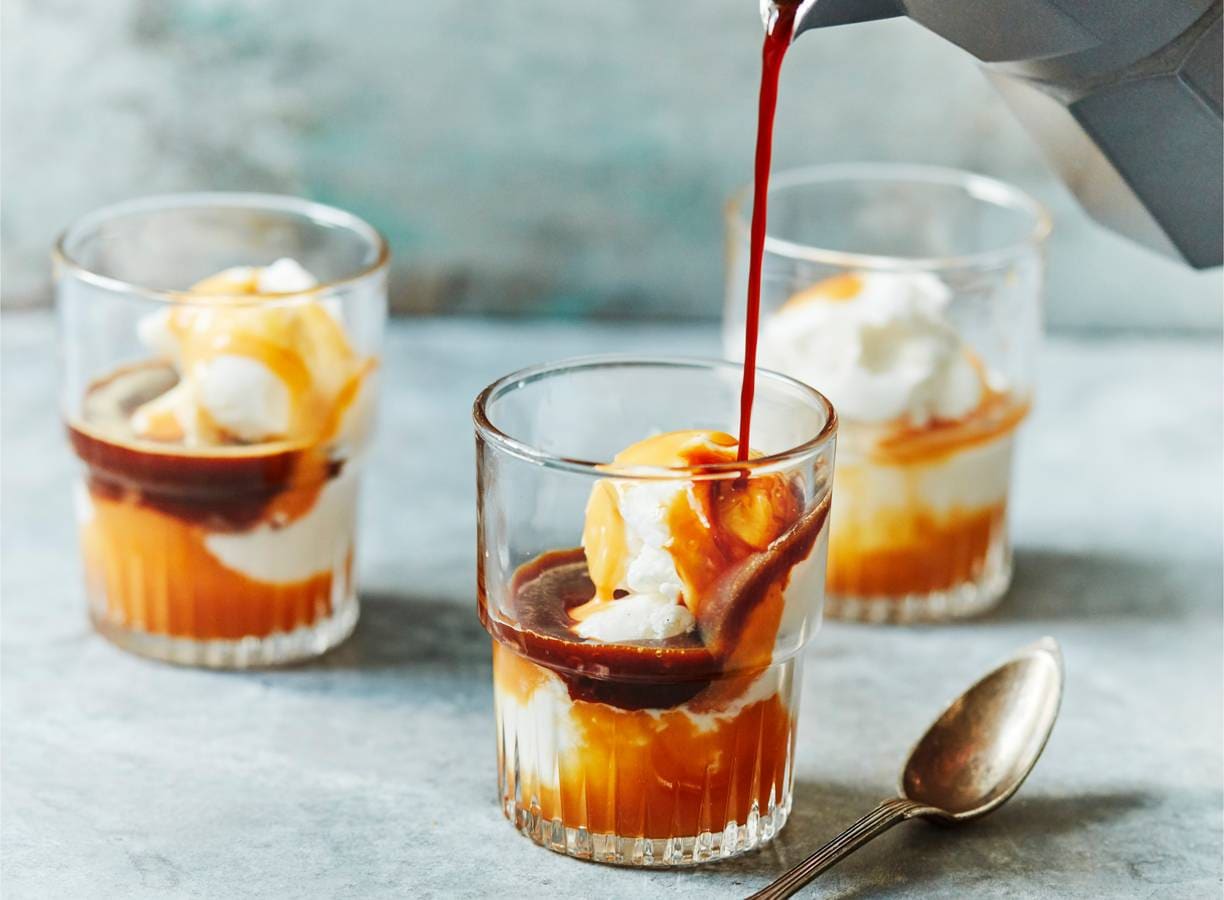 Affogato met zoute kokos-karamelsaus