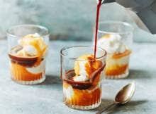 Als je al fan bent van een affogato dan ben je zeker een liever hebber van deze variant. Want met kokos-karamelsaus is die helemaal onweerstaanbaar lekker. Mamma mia!