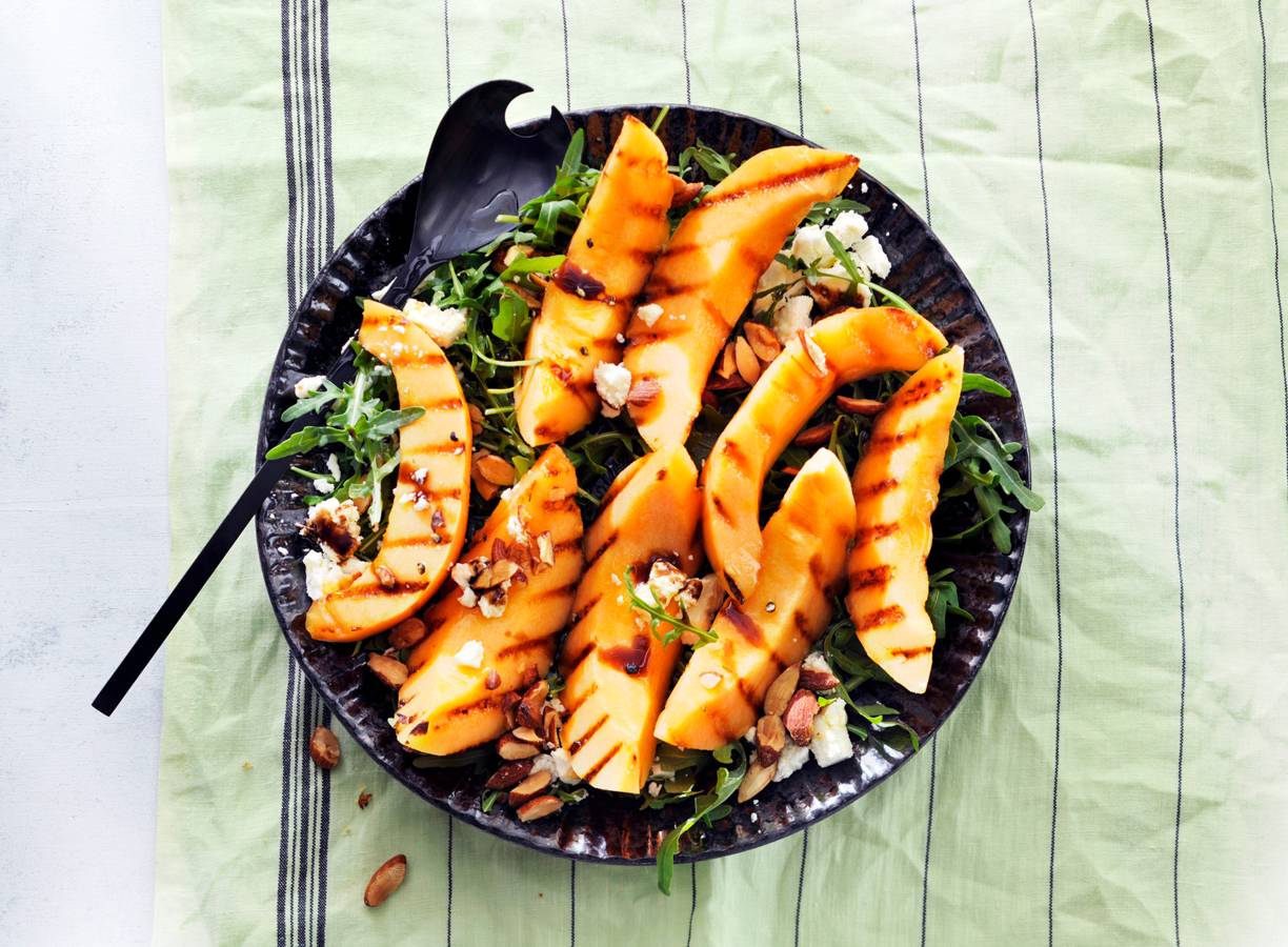 BBQ-salade met gegrilde meloen, amandelen en feta