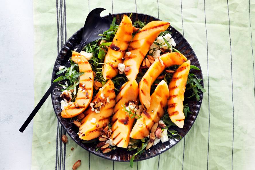 BBQ salade met gegrilde meloen, amandelen en feta Recept Barbecue pastasalade Recept Allerhande Albert Heijn