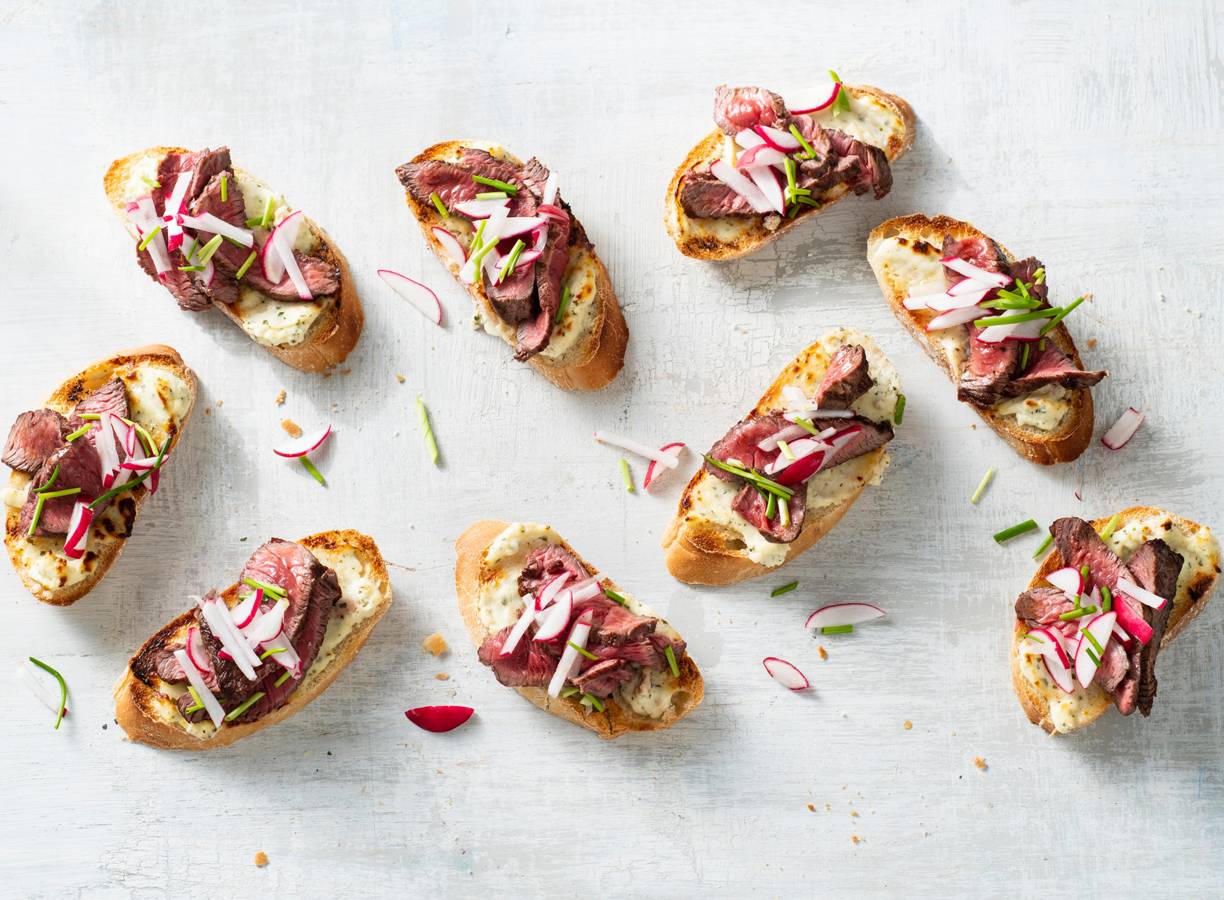Biefstuk-roomkaas-bruschetta met radijs en bieslook