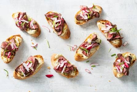 Biefstuk-roomkaas-bruschetta met radijs en bieslook