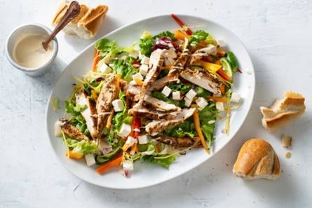 Mediterrane salade met kruidige kip en hummusdressing