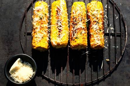 Gegrilde maiskolven met chipotleboter