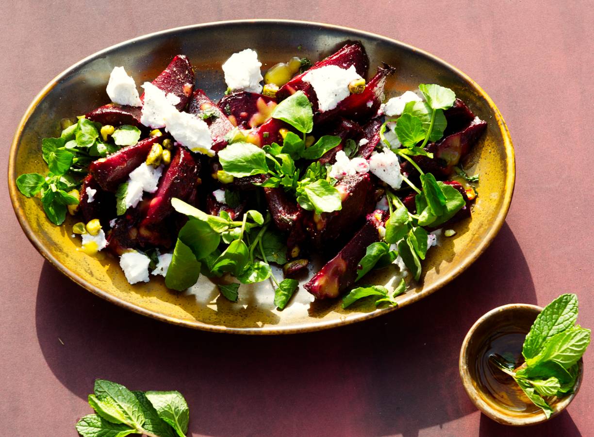 Jord's salade van 'cavemanstyle' gepofte bieten