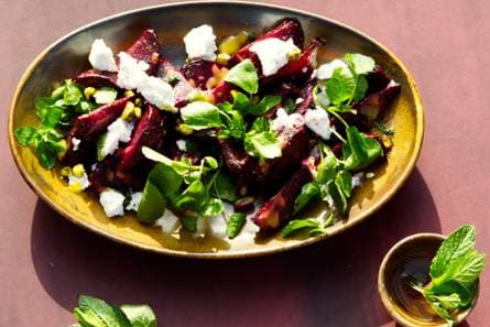 Jord's salade van 'cavemanstyle' gepofte bieten