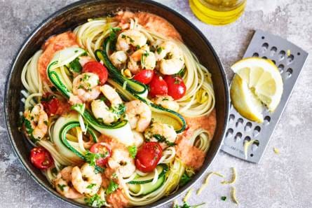 Garnalen met courgettelinten & pasta in romige tomatensaus