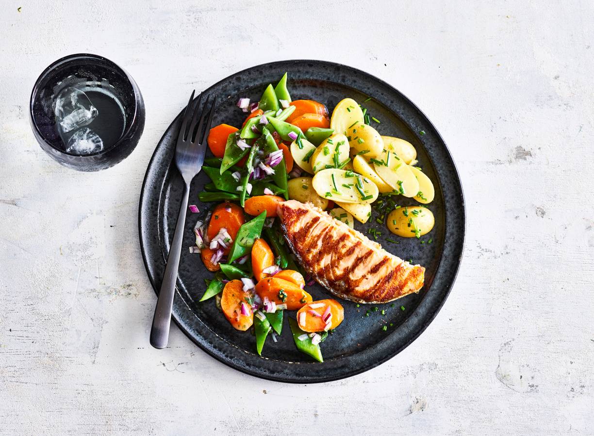 Gegrilde zalm met wortelsalade & bieslookkrieltjes
