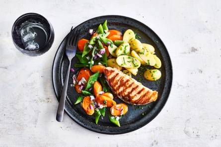Gegrilde zalm met wortelsalade & bieslookkrieltjes