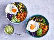 Bowl meets Mexico, vega saladbowl met bonen, zoete aardappen en natuurlijk avocado.