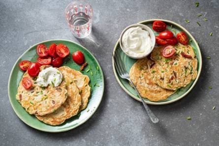 Hartige havermoutpannenkoeken met spek en bieslook