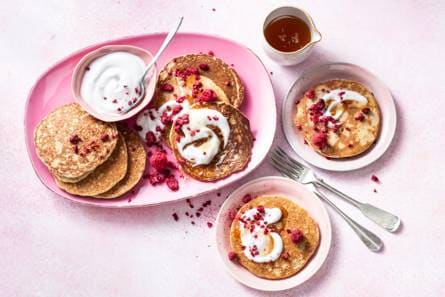 Havermoutpannenkoeken met banaan, kaneel en gevriesdroogde frambozen