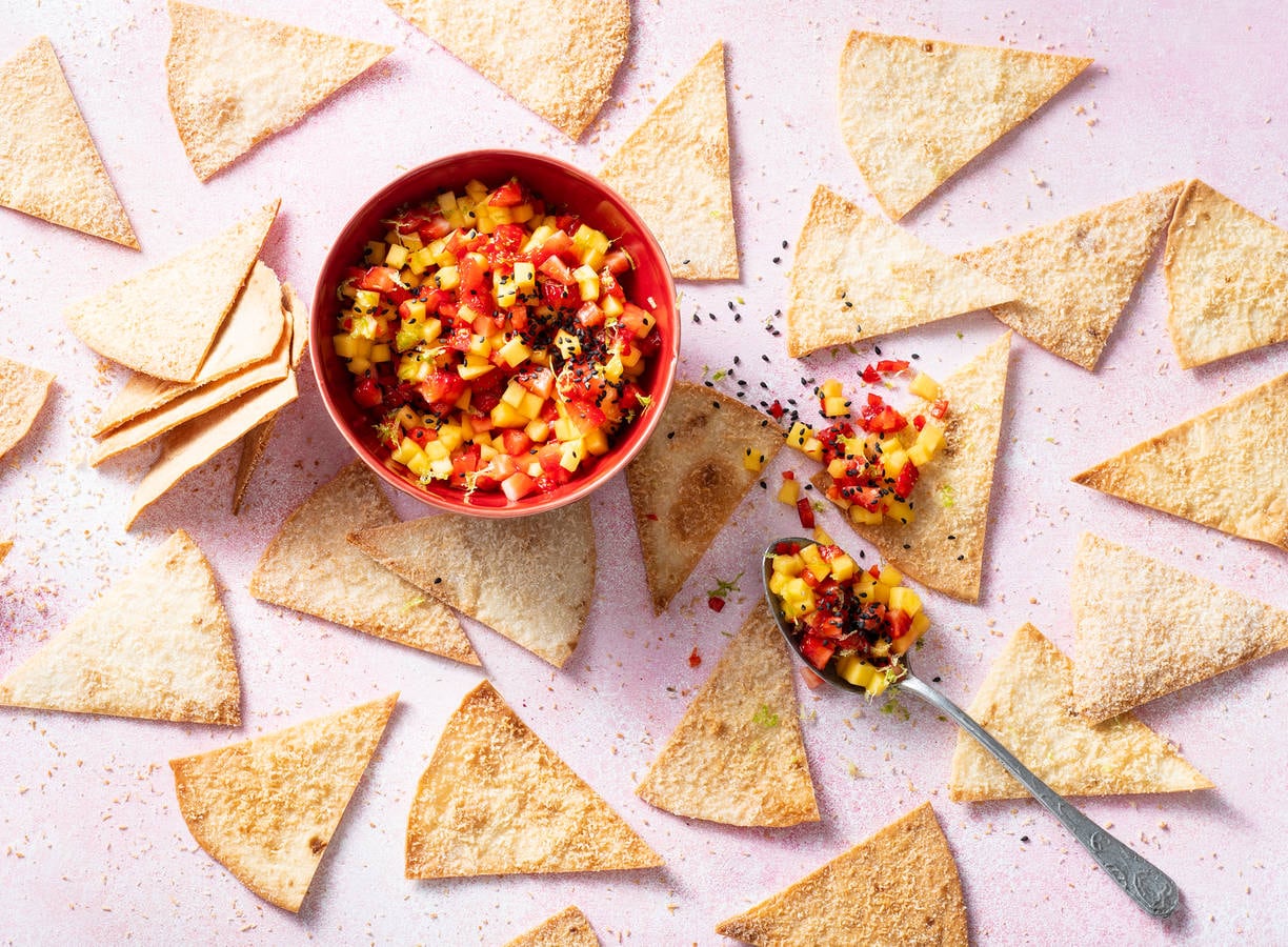 Zelfgemaakte zoete tortillachips met fruitsalsa