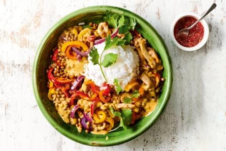 Gele curry met linzen, puntpaprika & kip