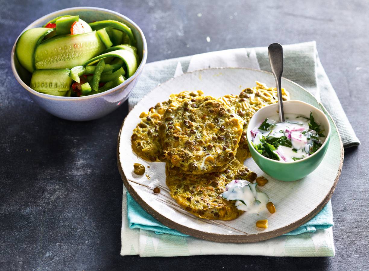 Aziatische peulvruchtenpannenkoekjes met frisse yoghurtdip