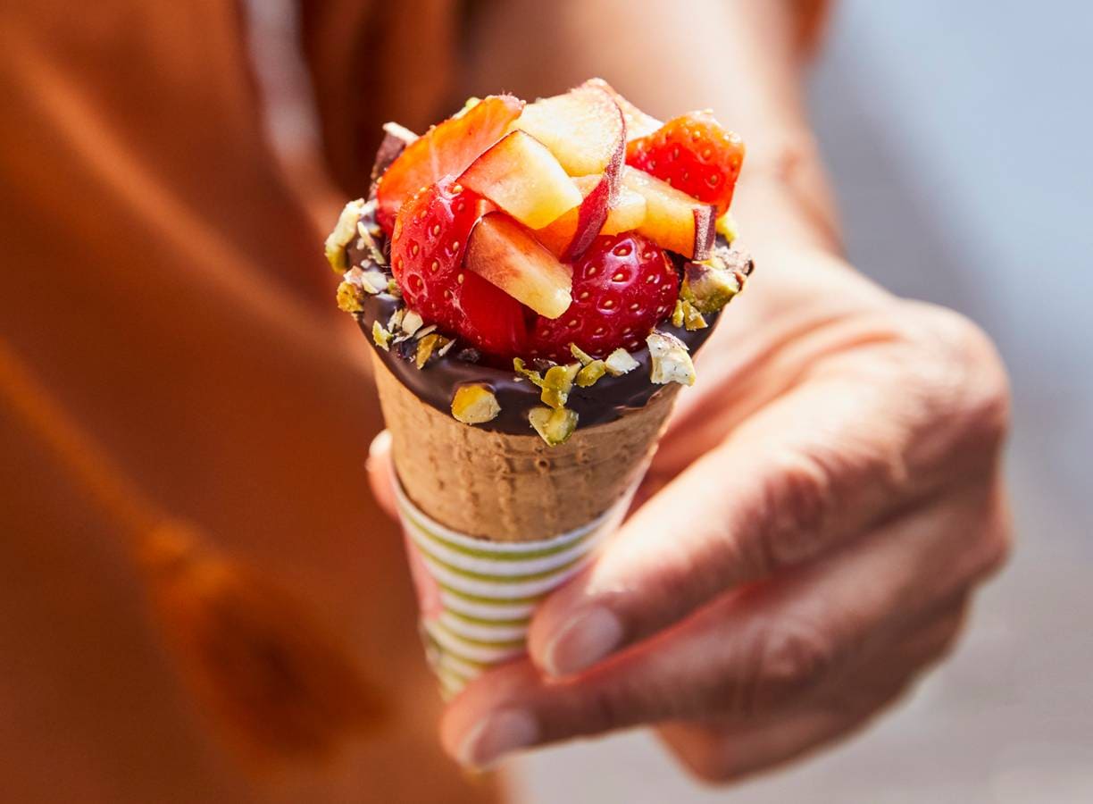 Chocoladehoorntje met vers fruit