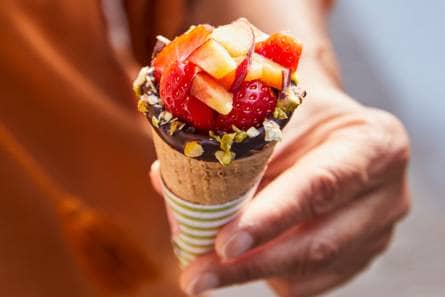 Chocoladehoorntje met vers fruit