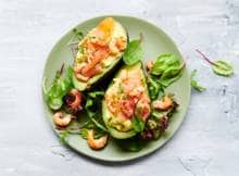 Extra feestelijk: we vullen de avocado's met eiersalade, zalm en rivierkreeftjes.