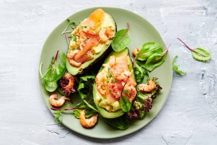 Gevulde avocado met eiersalade, zalm & rivierkreeftjes