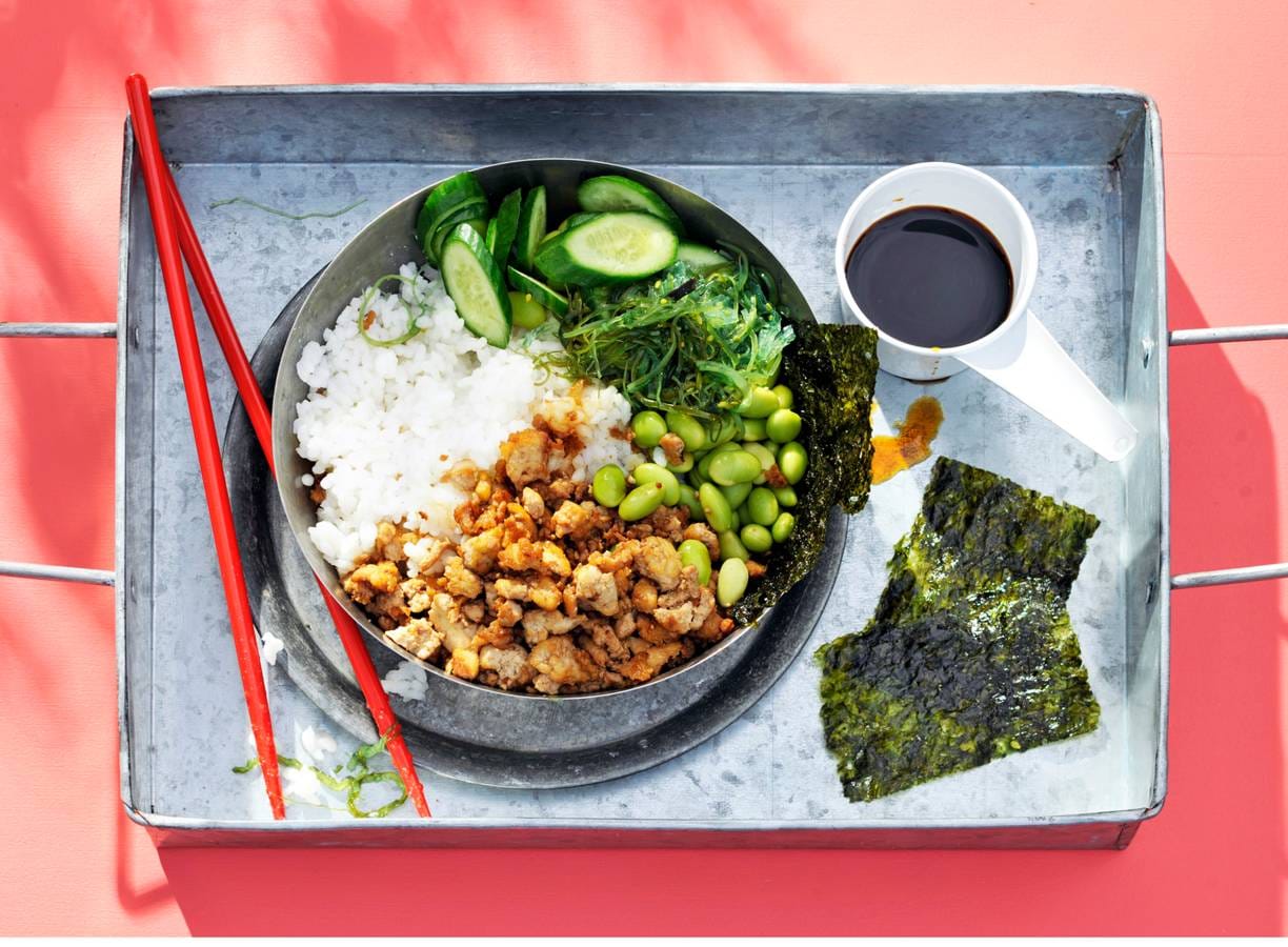 Groene sushibowl met krokante tofu en nori