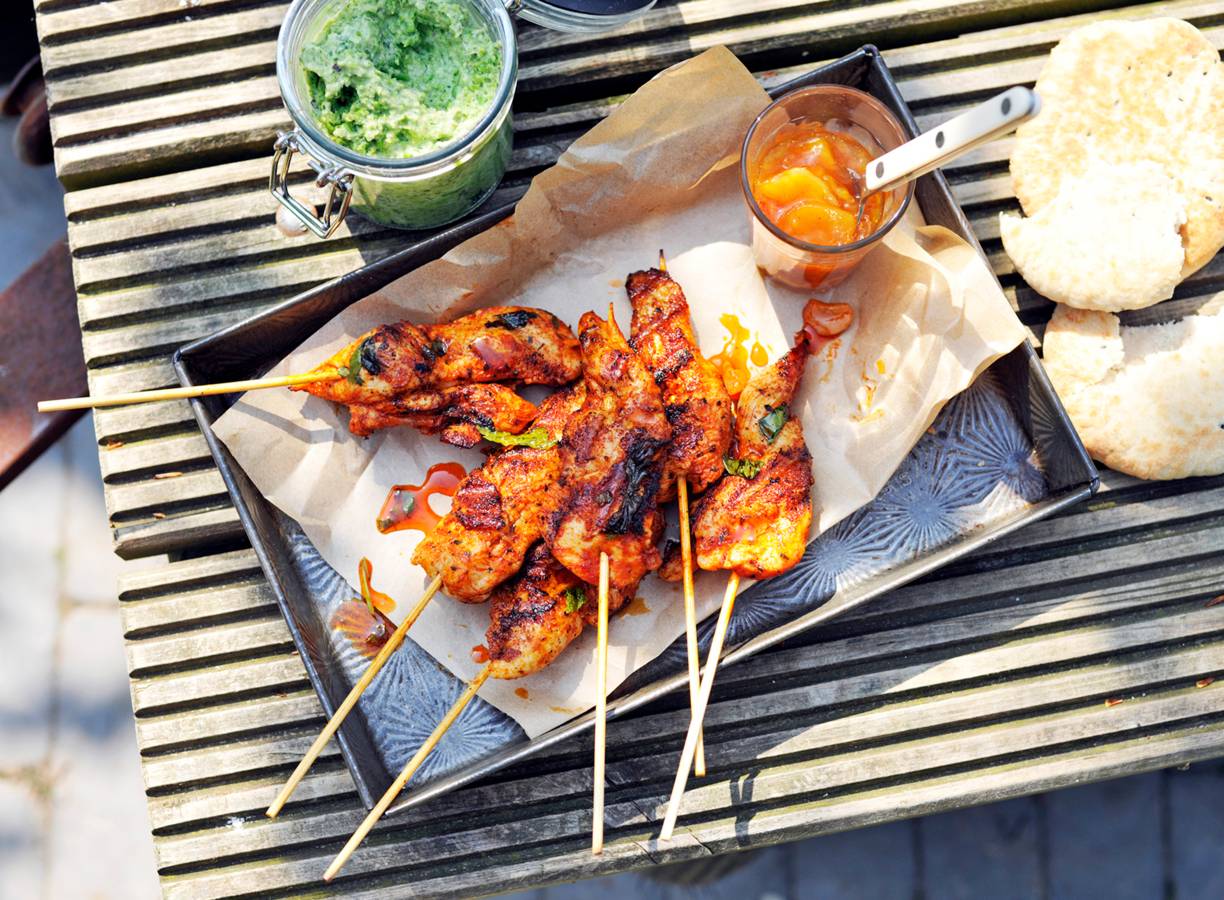 Naanbroodje met tandoorispies en erwten-muntpuree