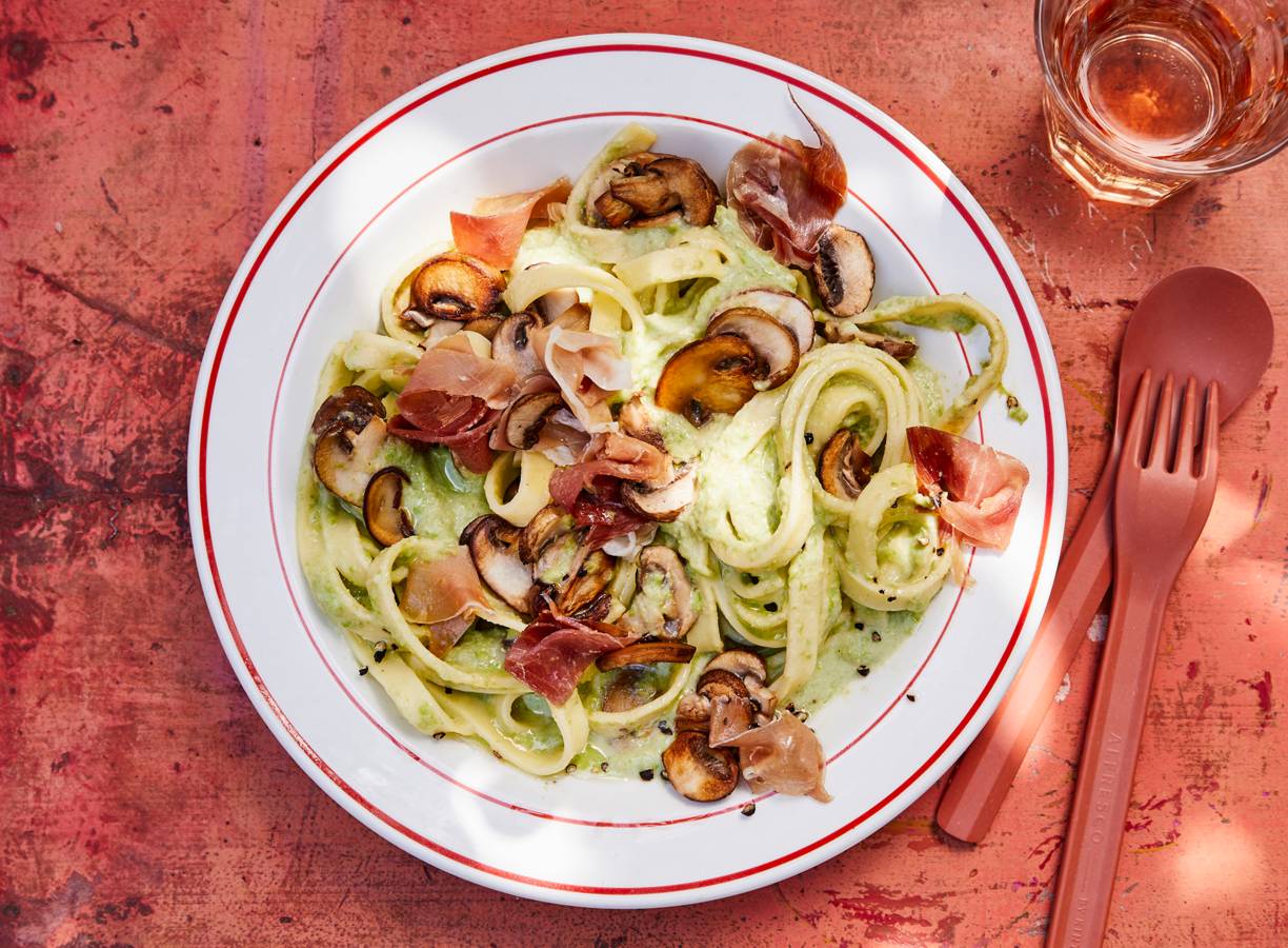 Tagliatelle met tuinerwtensaus en coburgerham