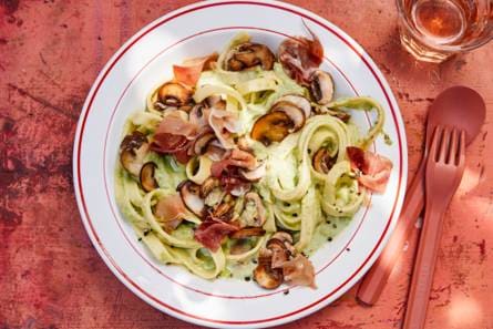 Tagliatelle met doperwtensaus en coburgerham