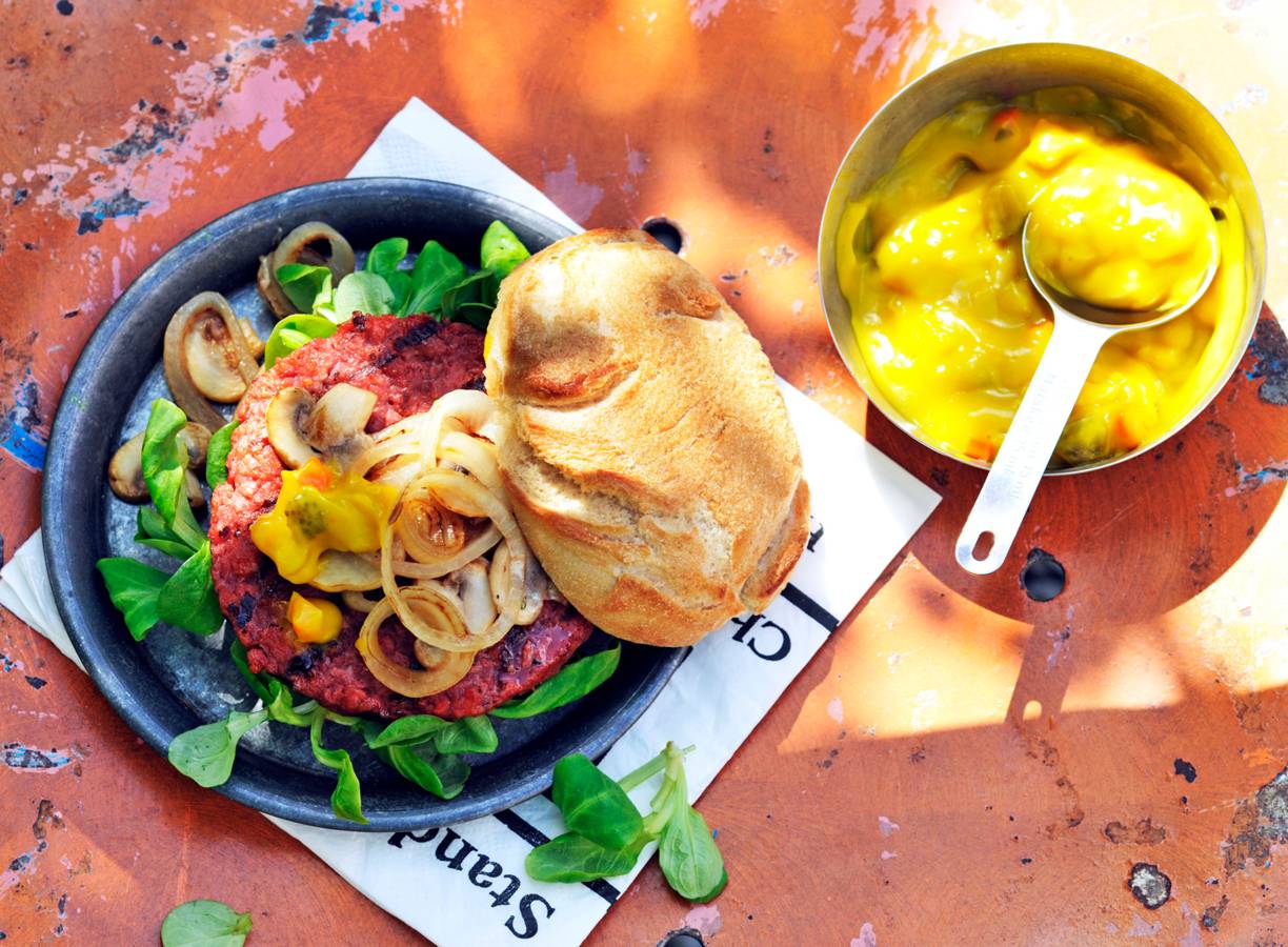 Vegan burger met champignons, ui en piccalilly