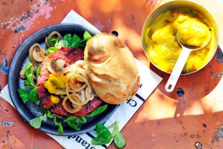 Vegan burger met champignons, ui en piccalilly
