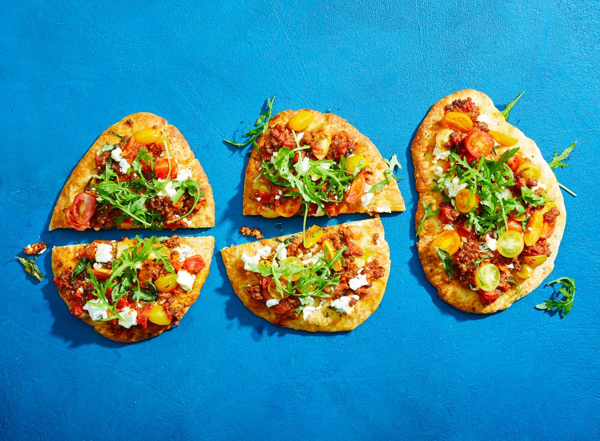 Pizza van naanbrood met vegagehakt