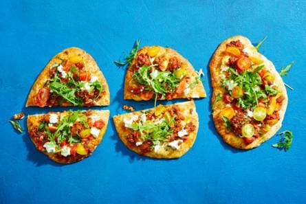 Pizza van naanbrood met vegagehakt