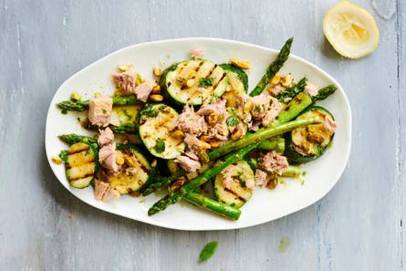 Salade van gegrilde groenten met tonijn en pistachenoten