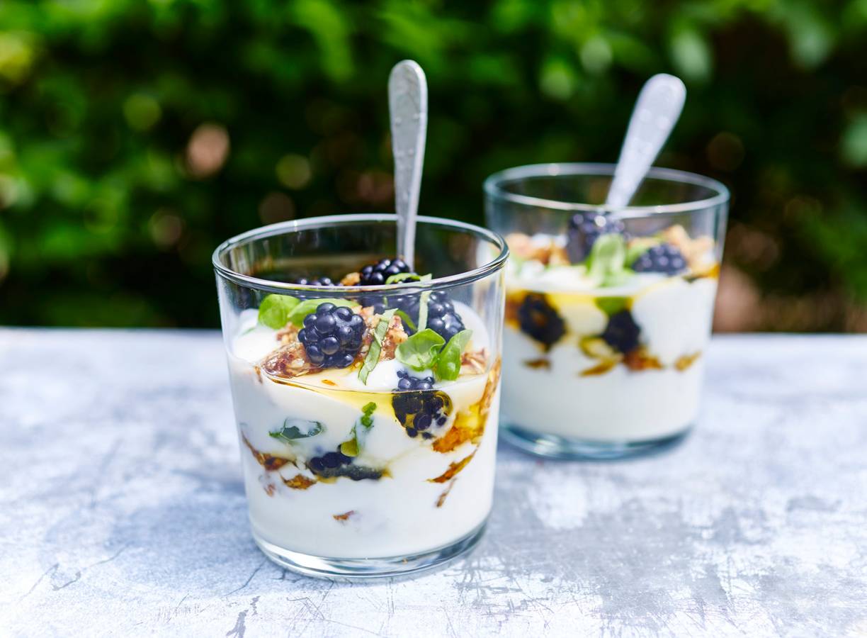 Griekse yoghurt met bramen en basilicum