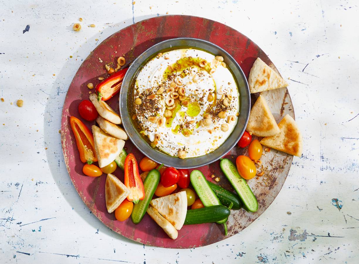 Labneh met gebakken pitapuntjes en snoepgroenten
