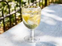 Warme (zomer)dag? Koel af met een verfrissende cocktail met witte wijn en citroen.