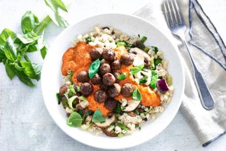 Macaroni met ricotta-paprikasaus en runderballetjes