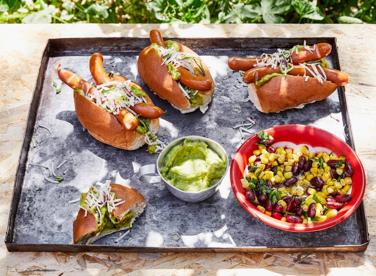 Skinny hotdog met kidneybonensalade