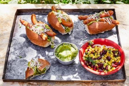 Skinny hotdog met kidneybonensalade
