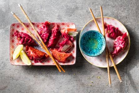 Roze gyoza met kip en garnalen