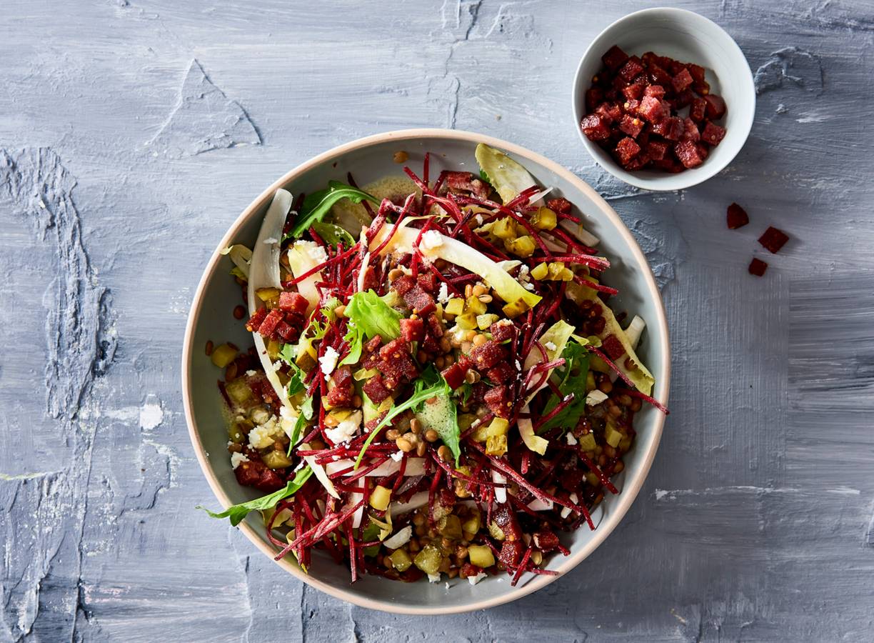 Linzen-witlofsalade met mosterd-cervelaatstukjes