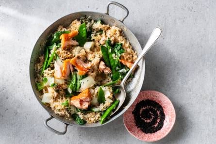 Japans eenpansgerecht met zalm