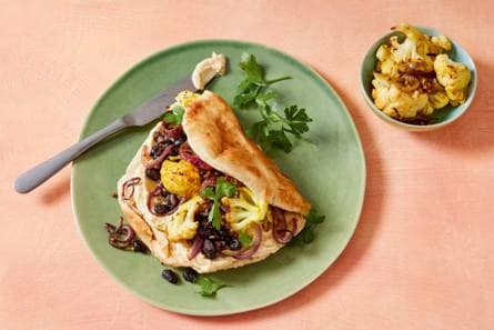 Flatbreads met gebakken zwarte bonen, gekruide bloemkool en hummus